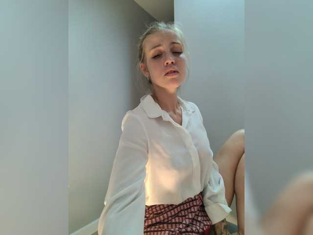 Емитувани слики од екранот LEILA-ANGELL