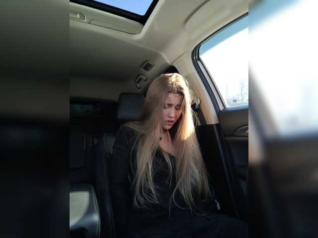 Емитувани слики од екранот LEILA-ANGELL