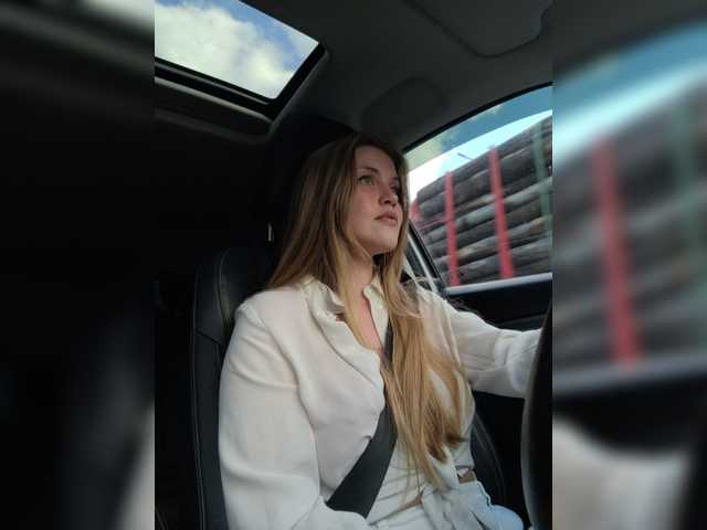 Емитувани слики од екранот LEILA-ANGELL