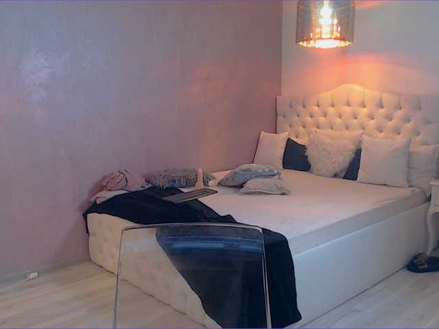 Емитувани слики од екранот 18CandyLove