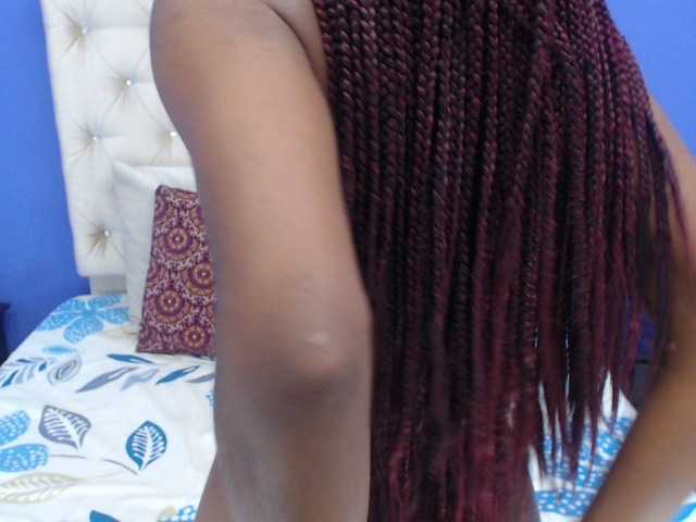 Емитувани слики од екранот AamyJackson