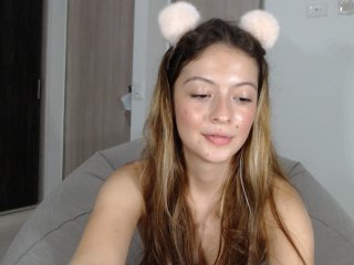 Емитувани слики од екранот AbellaJade