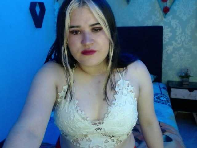 Емитувани слики од екранот AdeleBlue