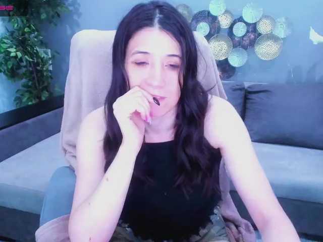 Емитувани слики од екранот AdellinaBlack