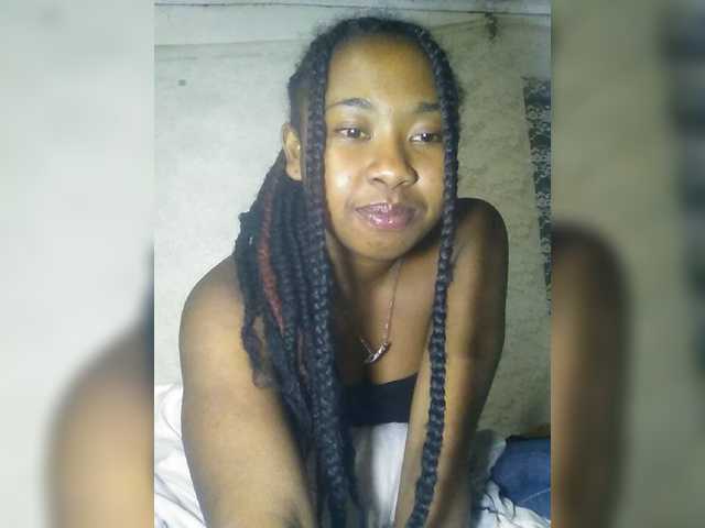 Емитувани слики од екранот Aichaxxl