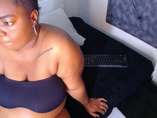 Емитувани слики од екранот aisha-ebony