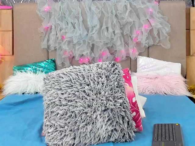 Емитувани слики од екранот AkashaLee