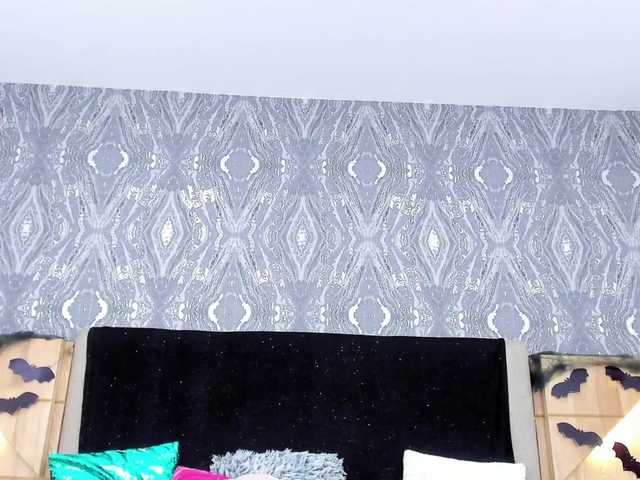 Емитувани слики од екранот AkashaLee