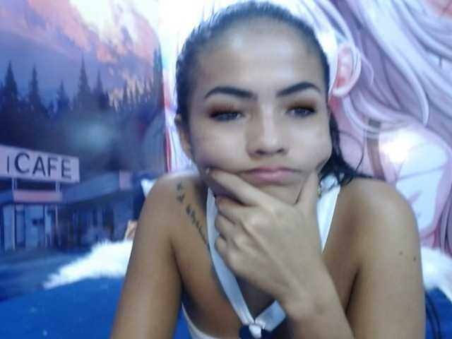 Емитувани слики од екранот AlanaFonseca