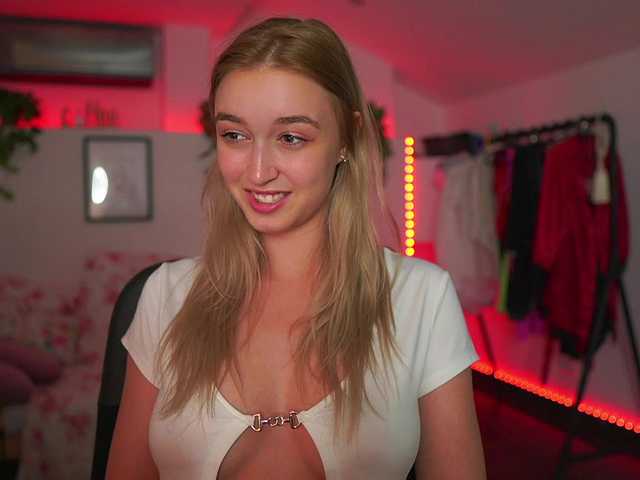 Фотографии AlexisTexas18 Hi! I am Alexis 19 yrs old teen, with perfect ass, nice tits and very hot sexy dance moves! Lets have fun with me! Water on my white T-shirt at goal!