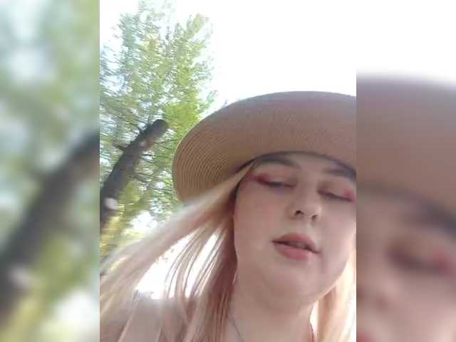 Емитувани слики од екранот AliciaSvip