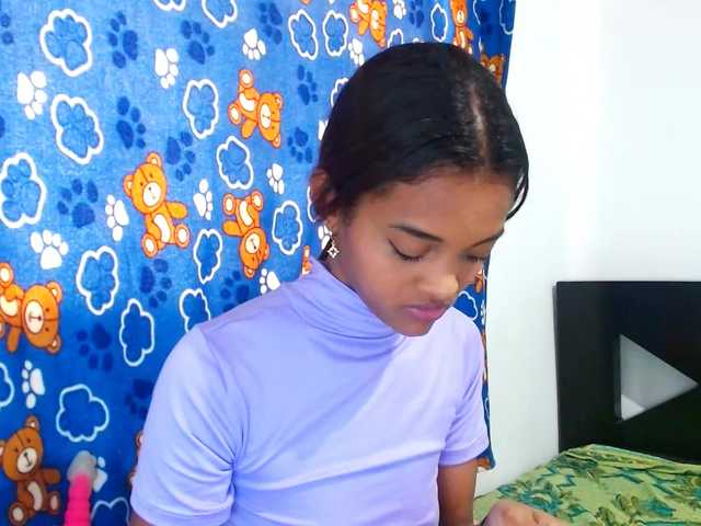 Емитувани слики од екранот Alixthompson