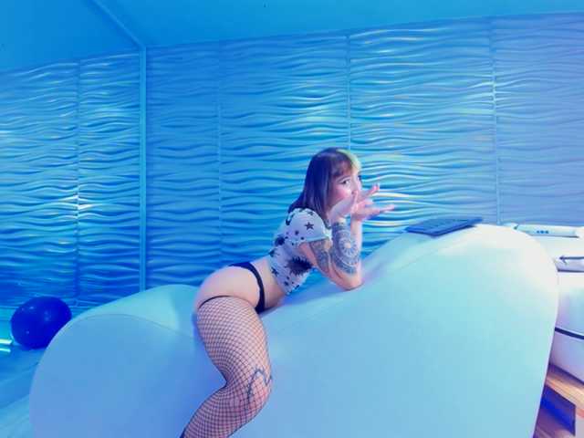 Емитувани слики од екранот AlliceBlue