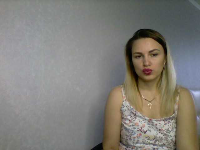 Емитувани слики од екранот AmyAirKiss