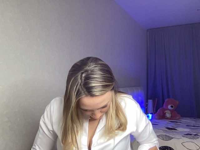 Емитувани слики од екранот AmyAirKiss