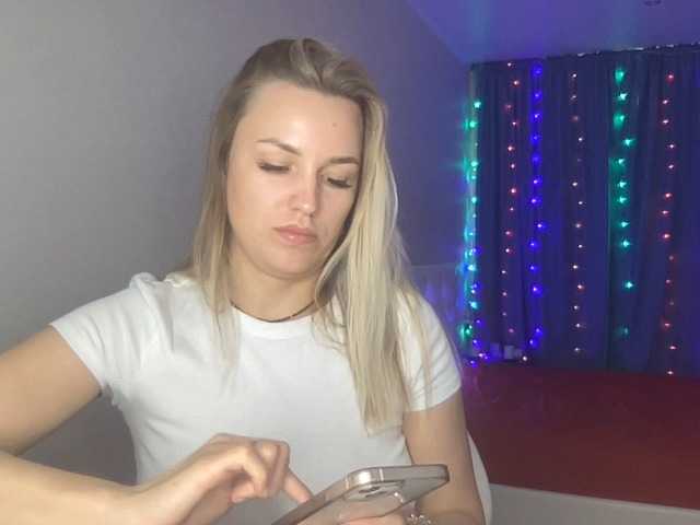 Емитувани слики од екранот AmyAirKiss