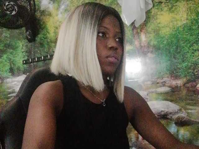 Емитувани слики од екранот AmyBlacks