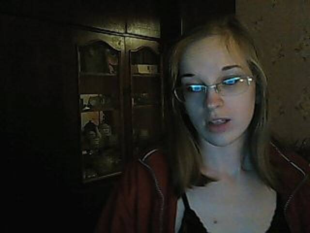 Емитувани слики од екранот Angelpussy1