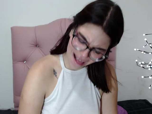 Емитувани слики од екранот canela_love