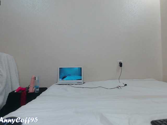 Емитувани слики од екранот AnnyCoff95