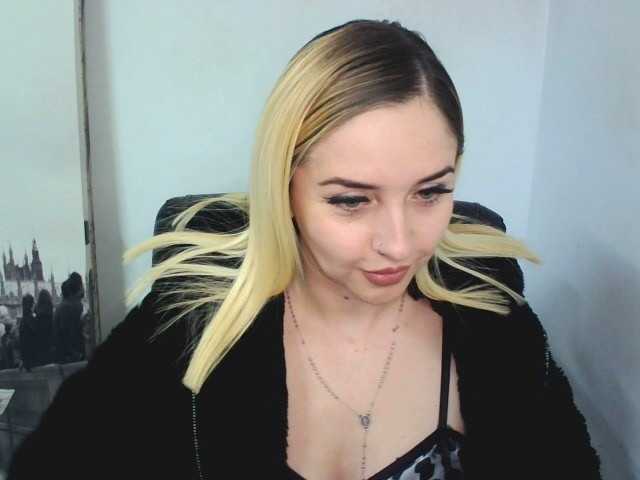 Емитувани слики од екранот Ashleey