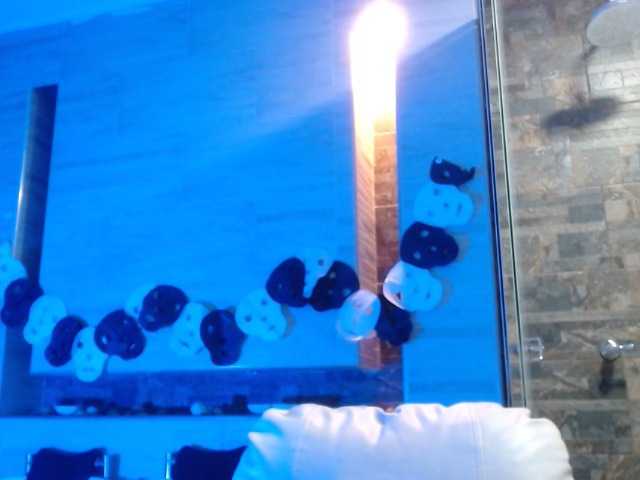 Емитувани слики од екранот ashleyvillaz