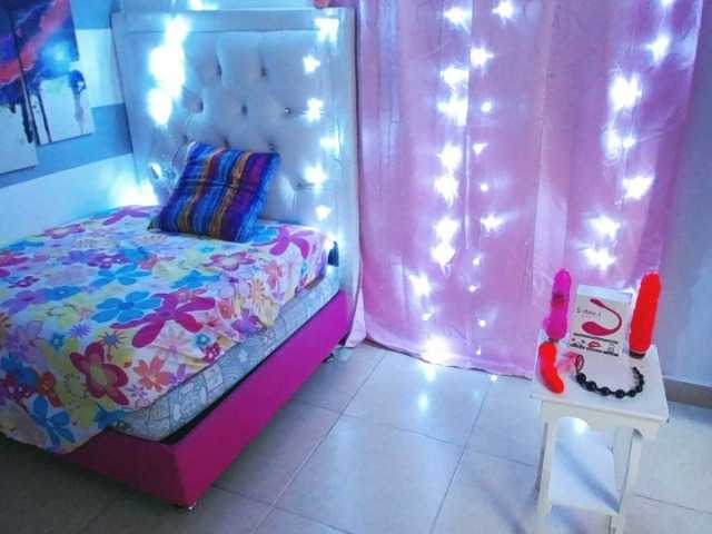 Емитувани слики од екранот ashly-queens