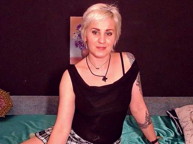 Емитувани слики од екранот Amrolla