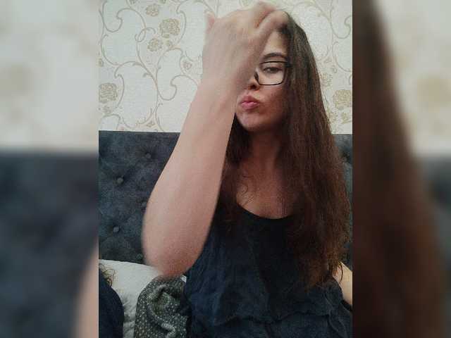 Емитувани слики од екранот Love_Crew