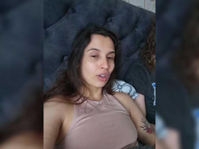 Емитувани слики од екранот Love_Crew