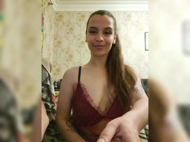 Емитувани слики од екранот Love_Crew