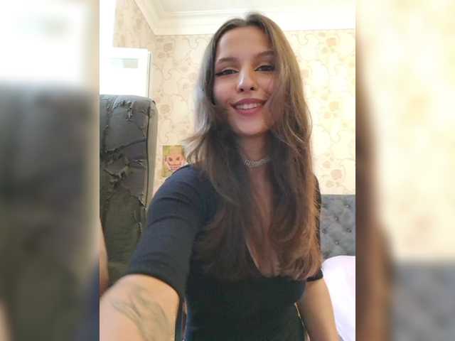 Емитувани слики од екранот Love_Crew