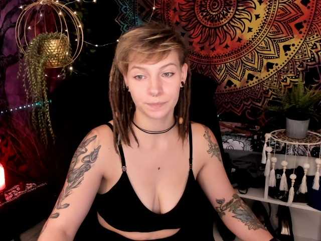 Емитувани слики од екранот BayleeDesire