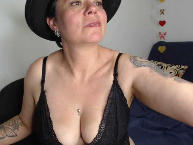 Емитувани слики од екранот bella-devil