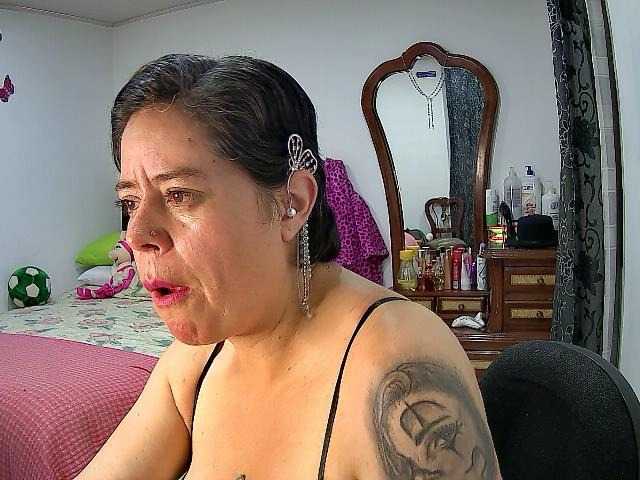 Емитувани слики од екранот bella-devil