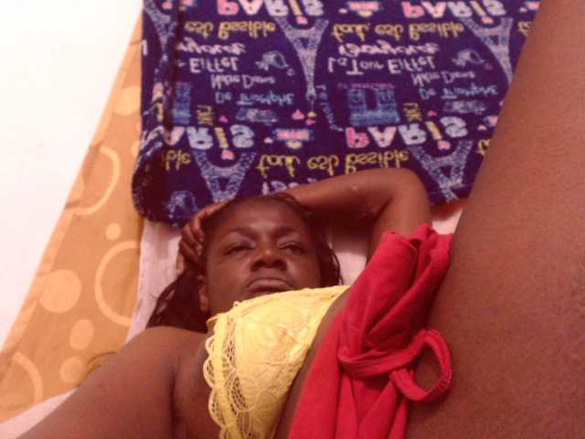 Емитувани слики од екранот BigBustyBlack