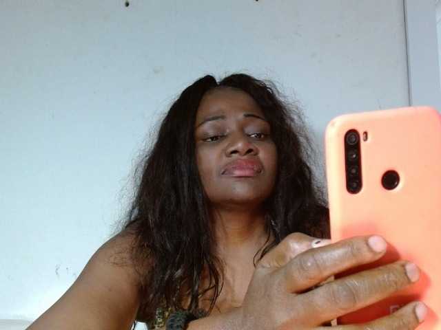 Емитувани слики од екранот BigBustyBlack