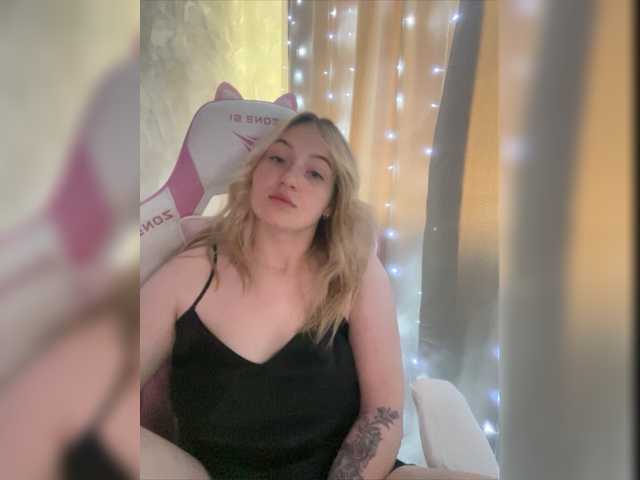 Емитувани слики од екранот BoredGirl