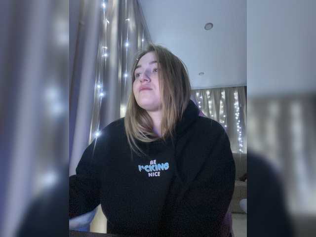 Емитувани слики од екранот BoredGirl