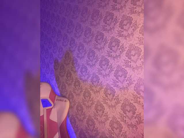 Емитувани слики од екранот BoredGirl