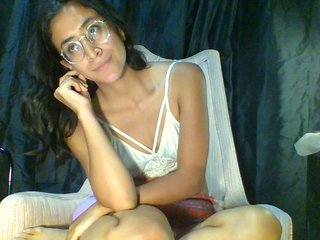 Емитувани слики од екранот BrattySGirl
