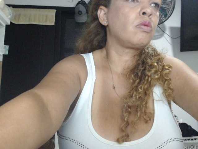 Емитувани слики од екранот BustyAngela