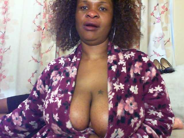 Емитувани слики од екранот BUSTYMELLONS