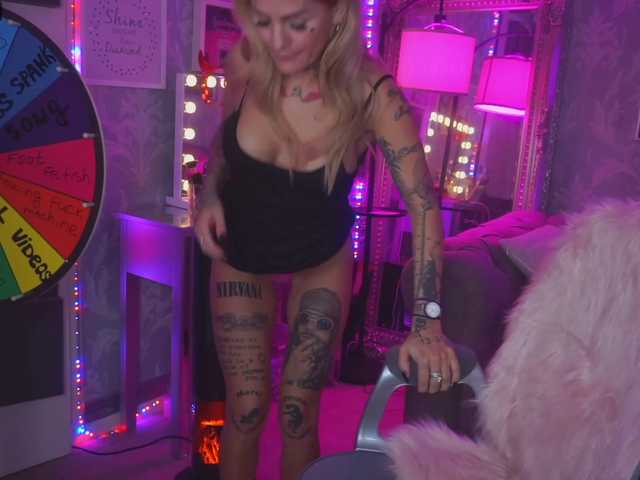 Емитувани слики од екранот CallMeBadGirl