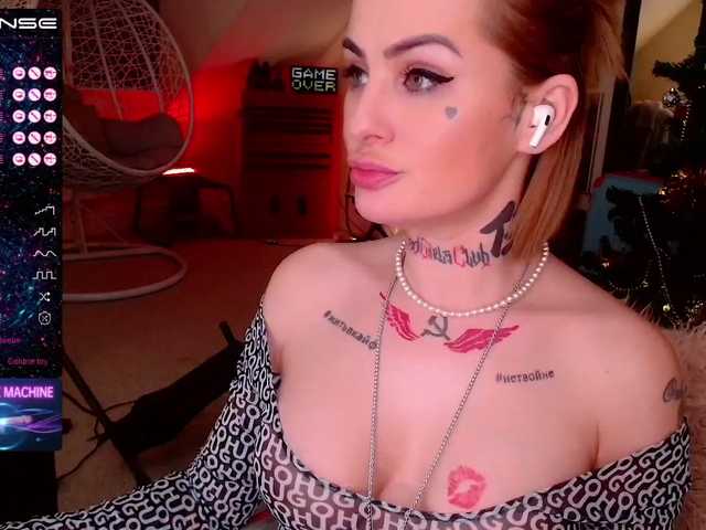 Емитувани слики од екранот CallMeBadGirl