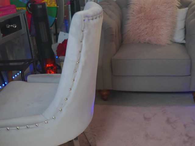 Емитувани слики од екранот CallMeBadGirl