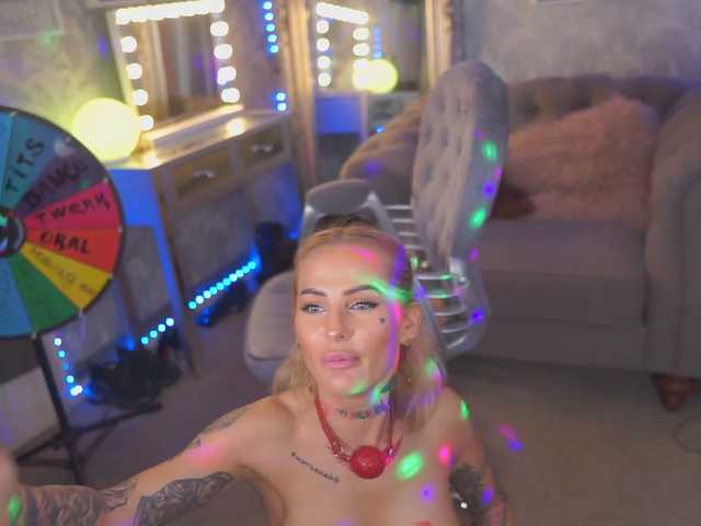 Емитувани слики од екранот CallMeBadGirl