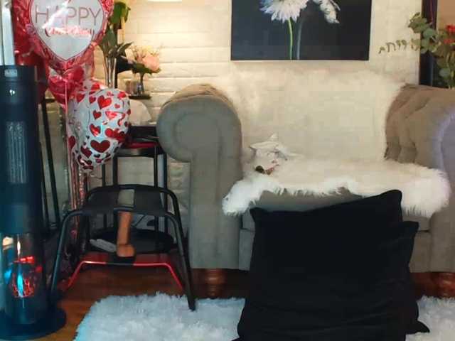 Емитувани слики од екранот CallMeBadGirl