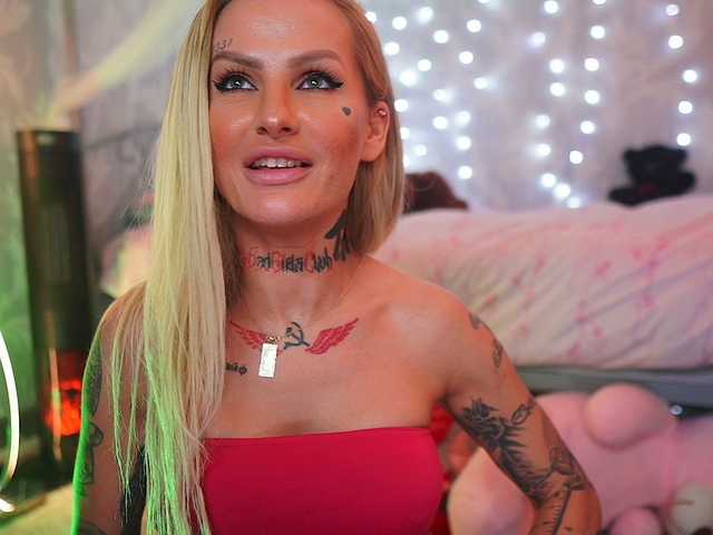 Емитувани слики од екранот CallMeBadGirl