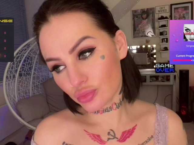 Емитувани слики од екранот CallMeBadGirl